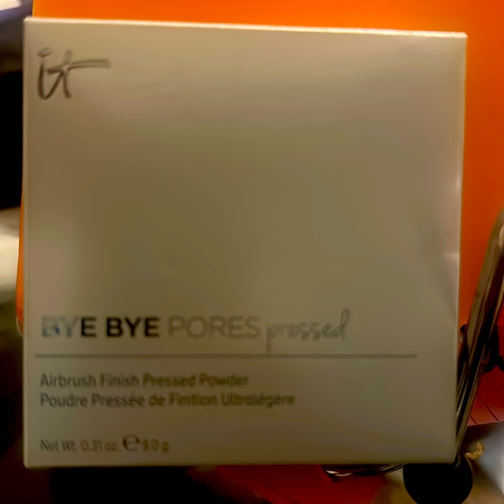 IT ByeBYe pores pressed airbrush finish pressed powder